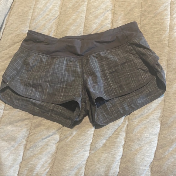 Lululemon speeds. Lightly worn grey shorts size 6 - Picture 3 of 4